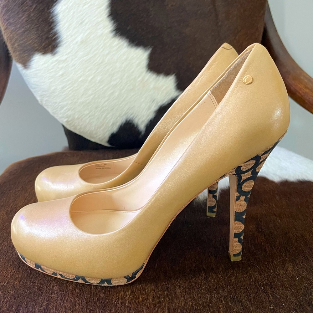 Coach heels, tan, small platform, signature heel, gorgeous, comfortable! ❤️❤️❤️